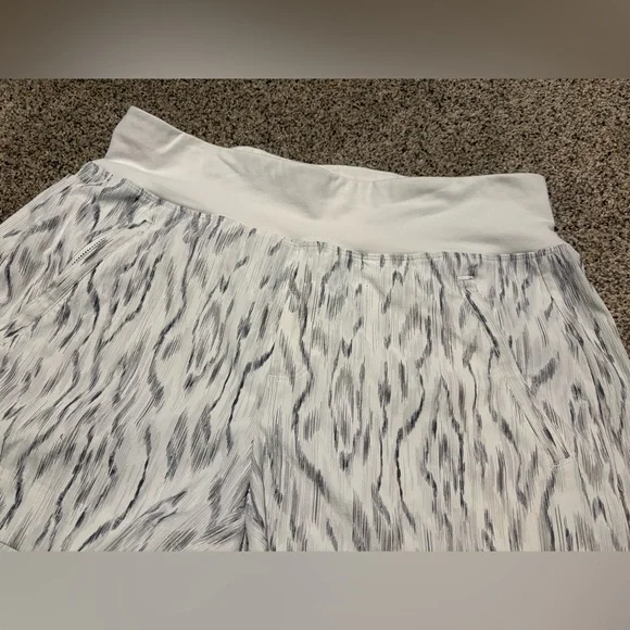 Athleta Trekkie North Shorts Women's size 8 - Picture 4 of 6